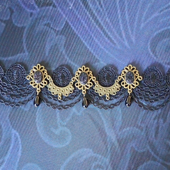 Elegant Black Lace Choker with Gold Accents - Picture 4 of 6